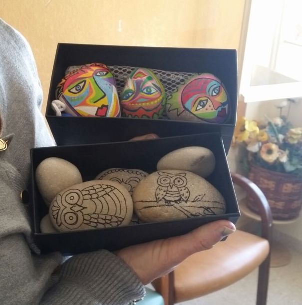 אבנים עם ציור של קווי מתאר