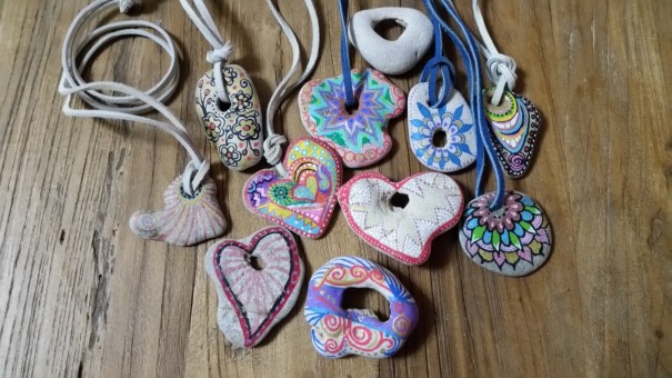 תליונים מאבנים