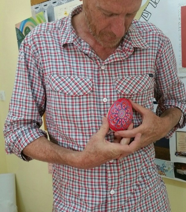 אבן זוהר מחזקת כמתנה מבן לאימו