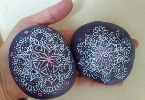 מנדלות/פרחים על חלוקים צבועים