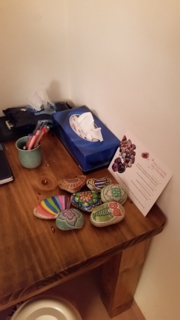 אבני זוהר מרפאות ומחזקות כקישוט בקליניקה