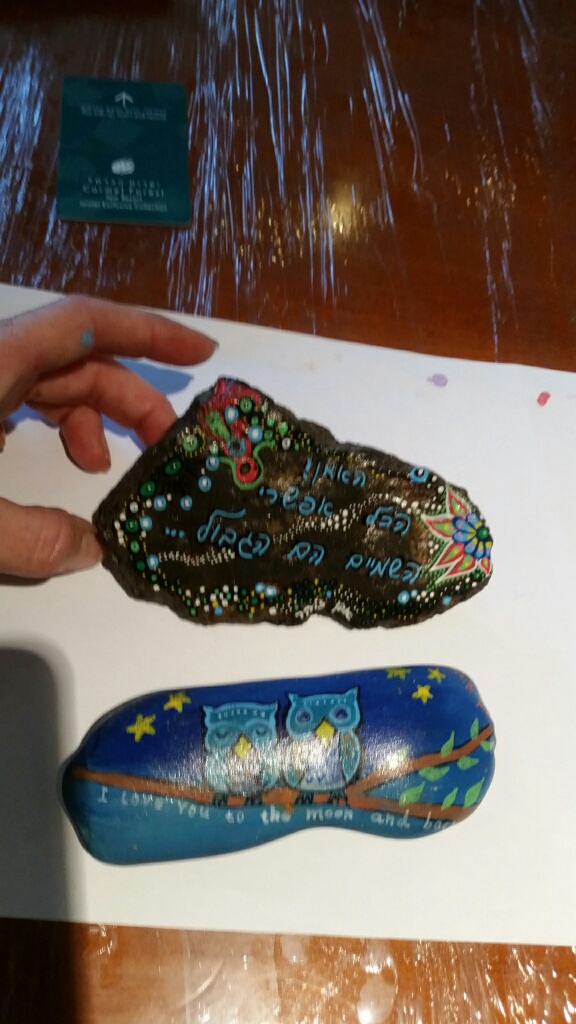 אבן בזלת מלוטשת עם כיתוב ואיור שמיימי ואבן ינשופים על ענף