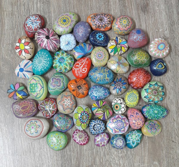 פרחים מנדלות על אבנים