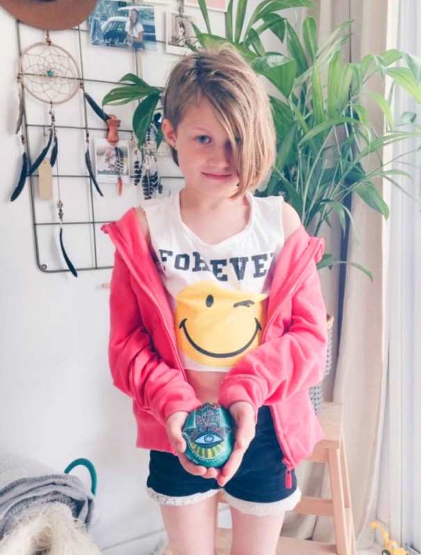 "אבן זוהר" מתנה לילדה בשבדיה