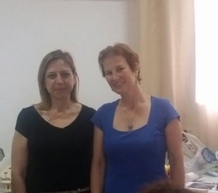 עליזה שולצר ואני בסדנת אבן זוהר באגודה