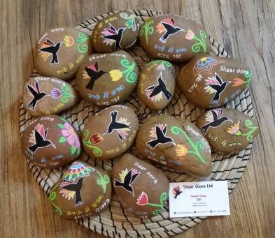 מפעל שער גיורא מחלק 60 אבני זוהר לספקים כמתנה לפסח