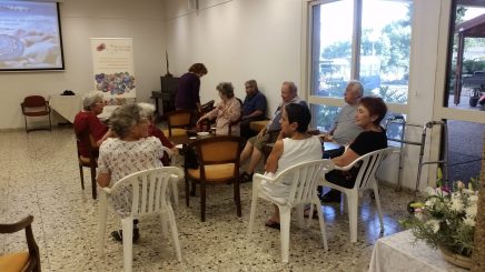 לפני ההרצאה מתכבדים בעוגות