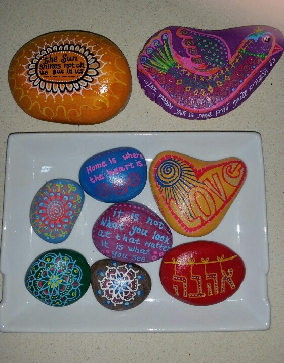 אבני זוהר עם כיתוב באנגלית