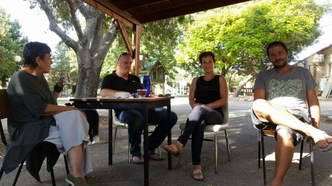 בהפסקה במרפסת מרכז אבן זוהר