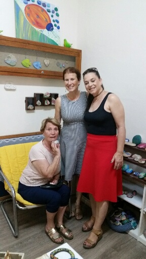 אורחות רוכשות מהגלרייה