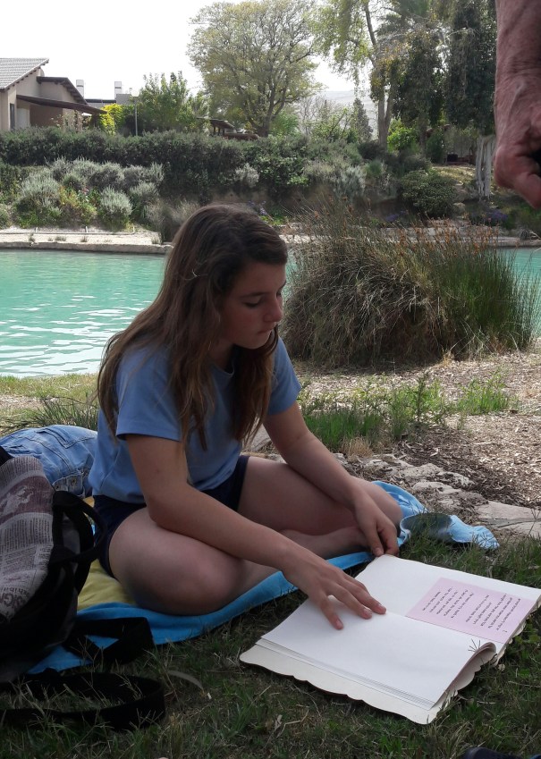 דור קוראת את טיוטת הספר- אבני הכוחות של הדר